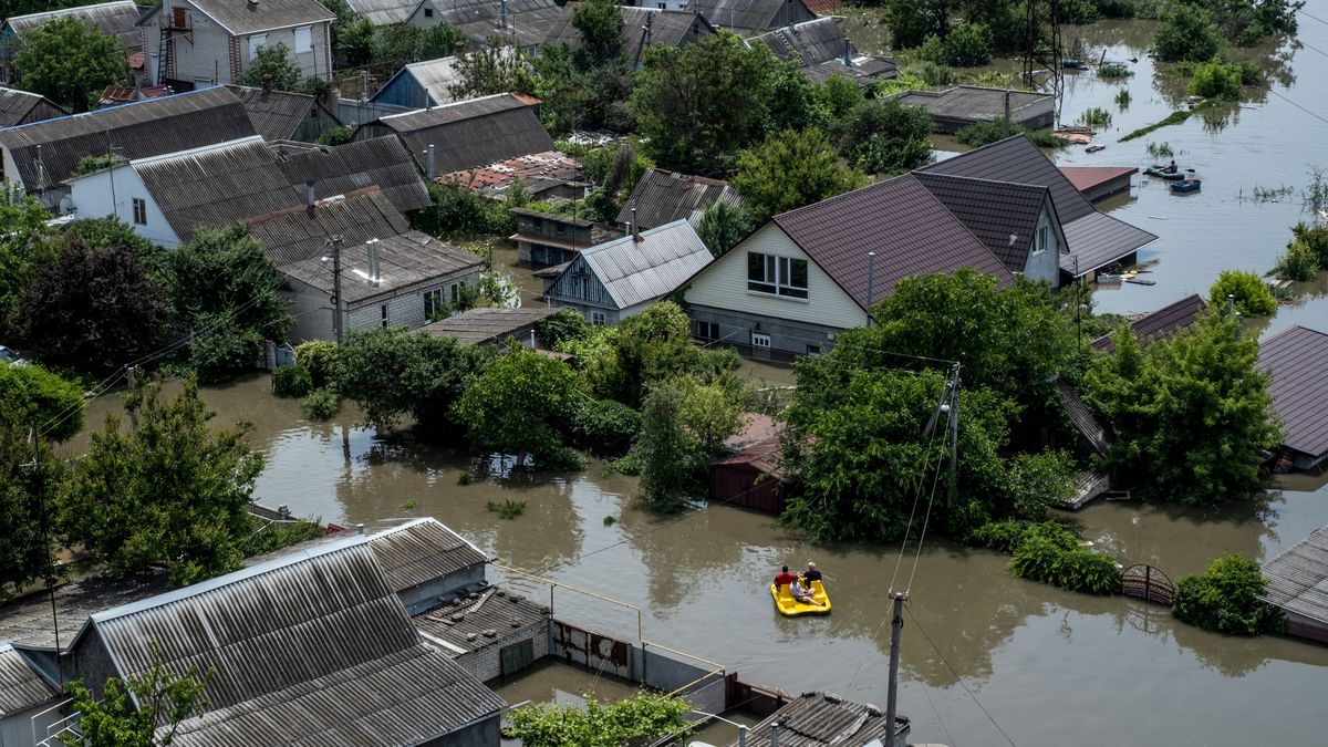 A general view shows a flooded area of Kherson, Ukraine, 07 June 2023. Ukraine has accused Russian forces of destroying a critical dam and hydroelectric power plant on the Dnipro River in the Kherson region along the front line in southern Ukraine on 06 June. A number of settlements were completely or partially flooded, Kherson region governor Oleksandr Prokudin said on telegram. Russian troops entered Ukraine in February 2022 starting a conflict that has provoked destruction and a humanitarian crisis. EPA/GEORGE IVANCHENKO Dostawca: PAP/EPA.