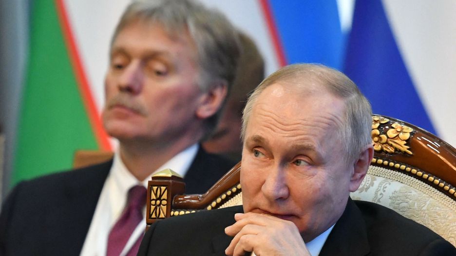 Szczyt Euroazjatyckiej Unii Gospodarczej
Russia's president Vladimir Putin (R) and his spokesman Dmitry Peskov (L) attend the Supreme Eurasian Economic Council meeting at the Congress Hall in Bishkek on December 9, 2022. (Photo by VYACHESLAV OSELEDKO / AFP)
VYACHESLAV OSELEDKO