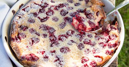 Clafoutis z wiśniami zachwyca prostotą. Francuzi pieką je od pokoleń