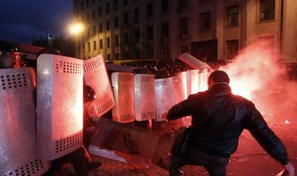 Protesty na Ukrainie. Przeciwnicy władz zablokowali samochodami rezydencję prezydenta
