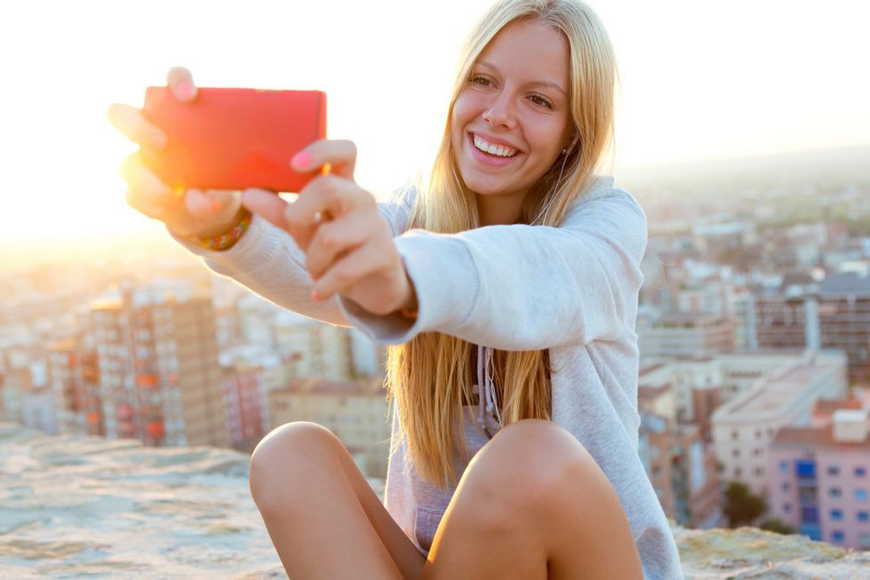 Zdjęcie dziewczyny ze smartfonem pochodzi z serwisu Shutterstock