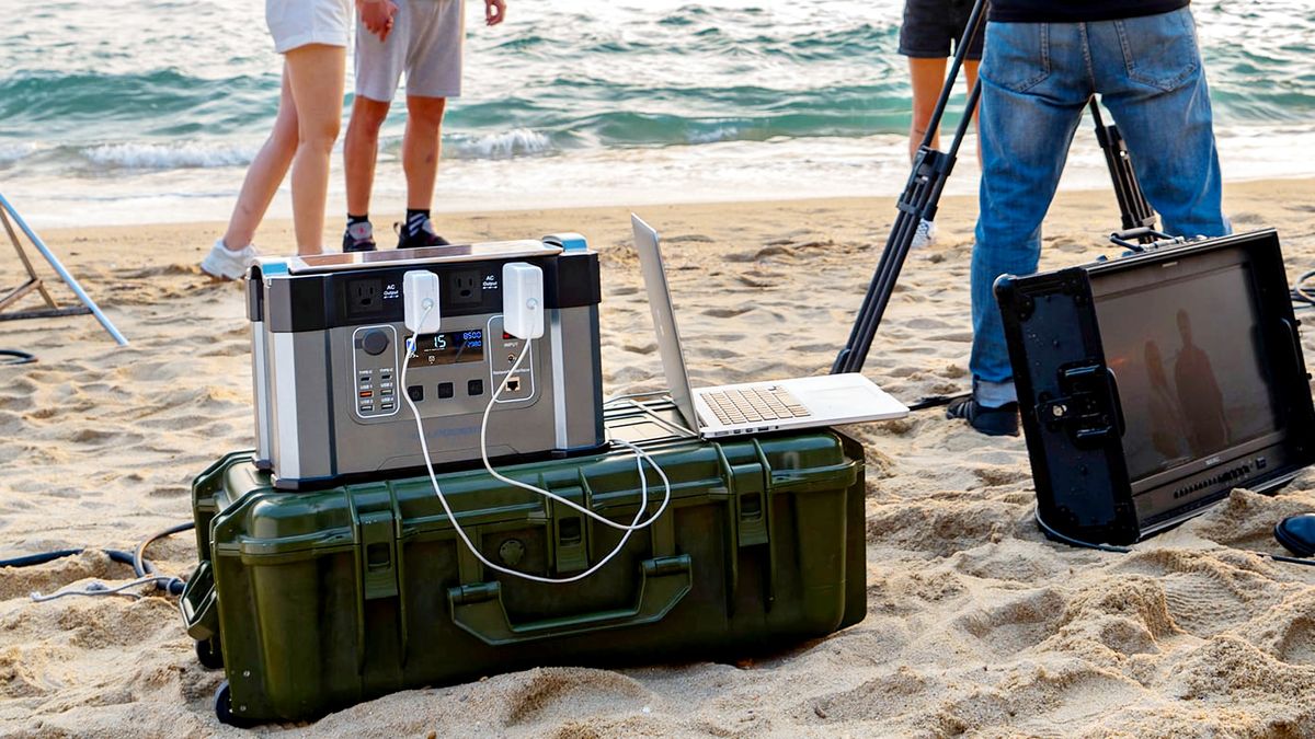 Monster X to uniwersalna ogromna stacja ładowania. Prąd jak z gniazdka i doładowanie solarne 1