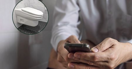 Niezdrowy nawyk w toalecie. Pomóc może specjalny rodzaj muszli klozetowej