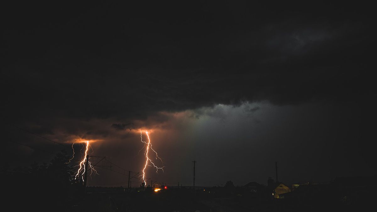 Nad Polskę nadciągnęły burze. Sprawdźcie z nami, gdzie zagrzmi w długi weekend