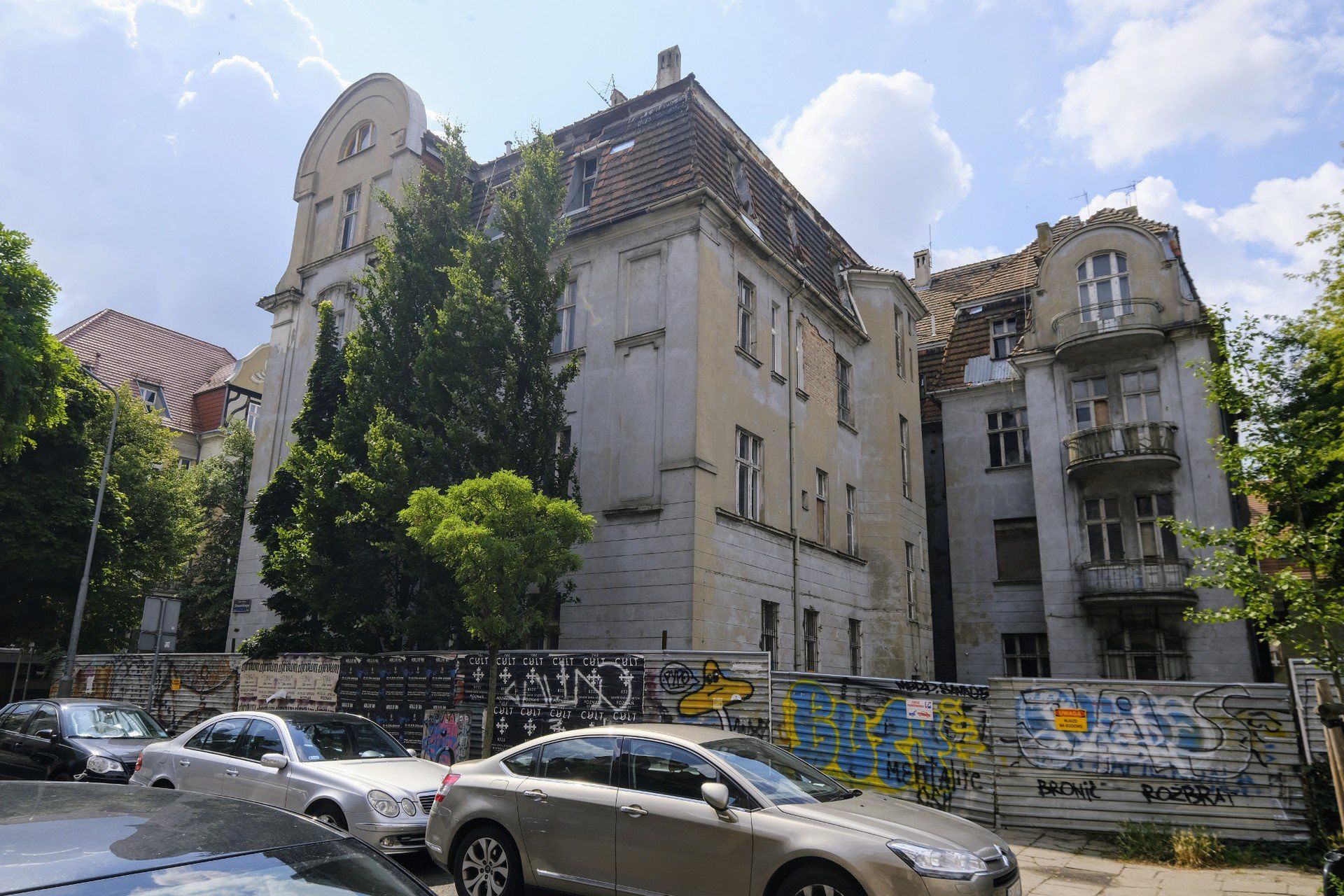 Zrujnowana kamienica przy ul. Mickiewicza 29 w Poznaniu