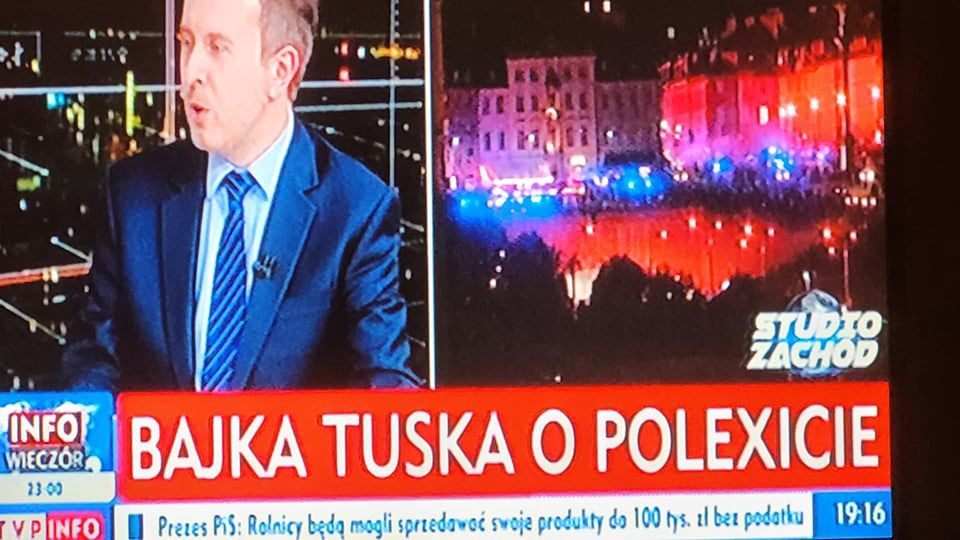 Paski TVP Info podczas wiecu w Warszawie
