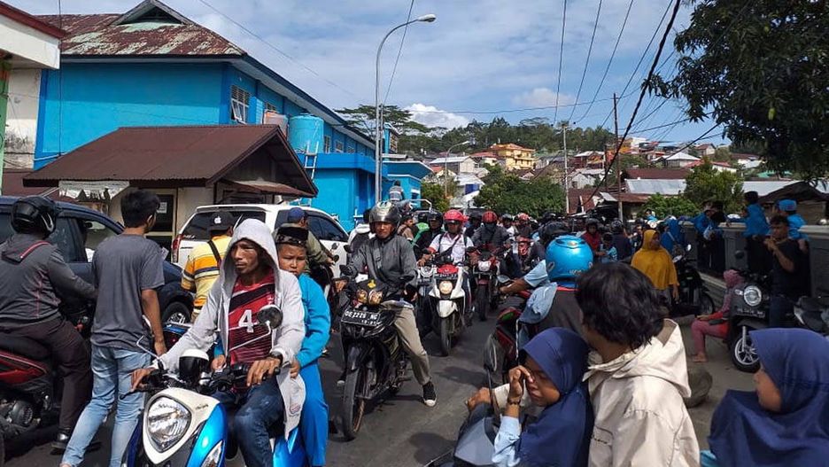 Indonezja. Ludzie uciekający po trzęsieniu ziemi
