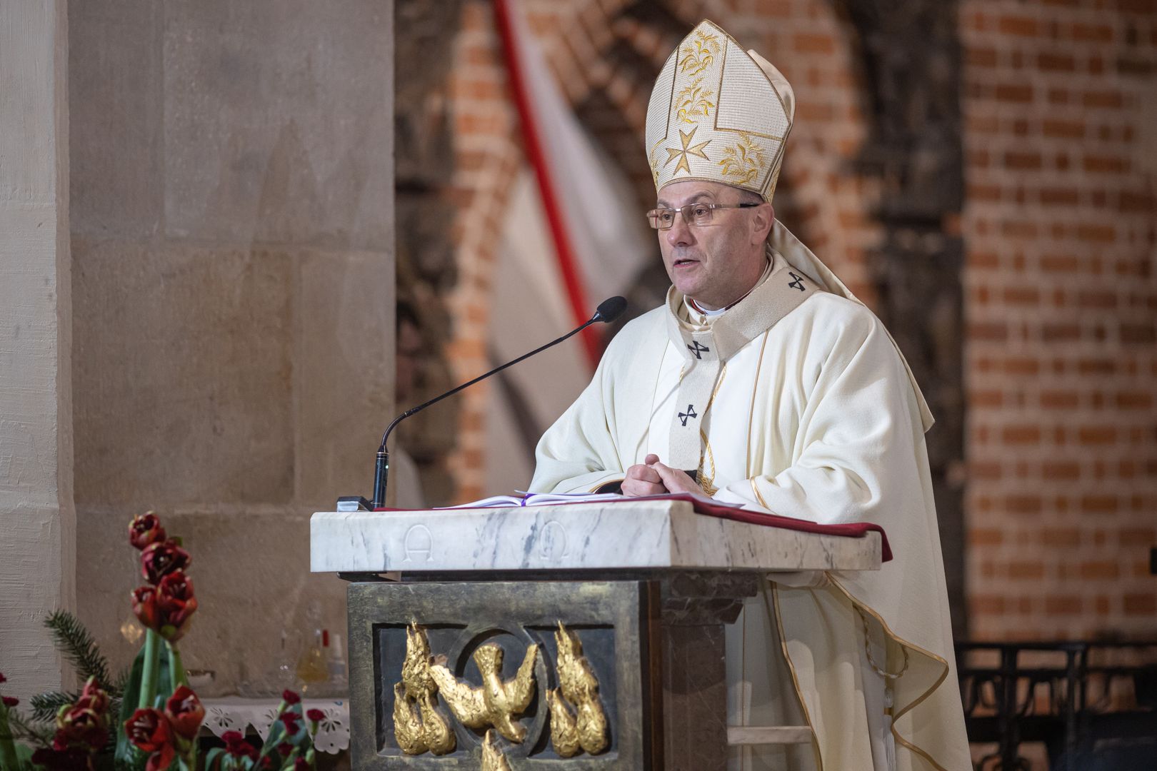 Prymas Polski o uchodźcach. "Samo przyjęcie to za mało"