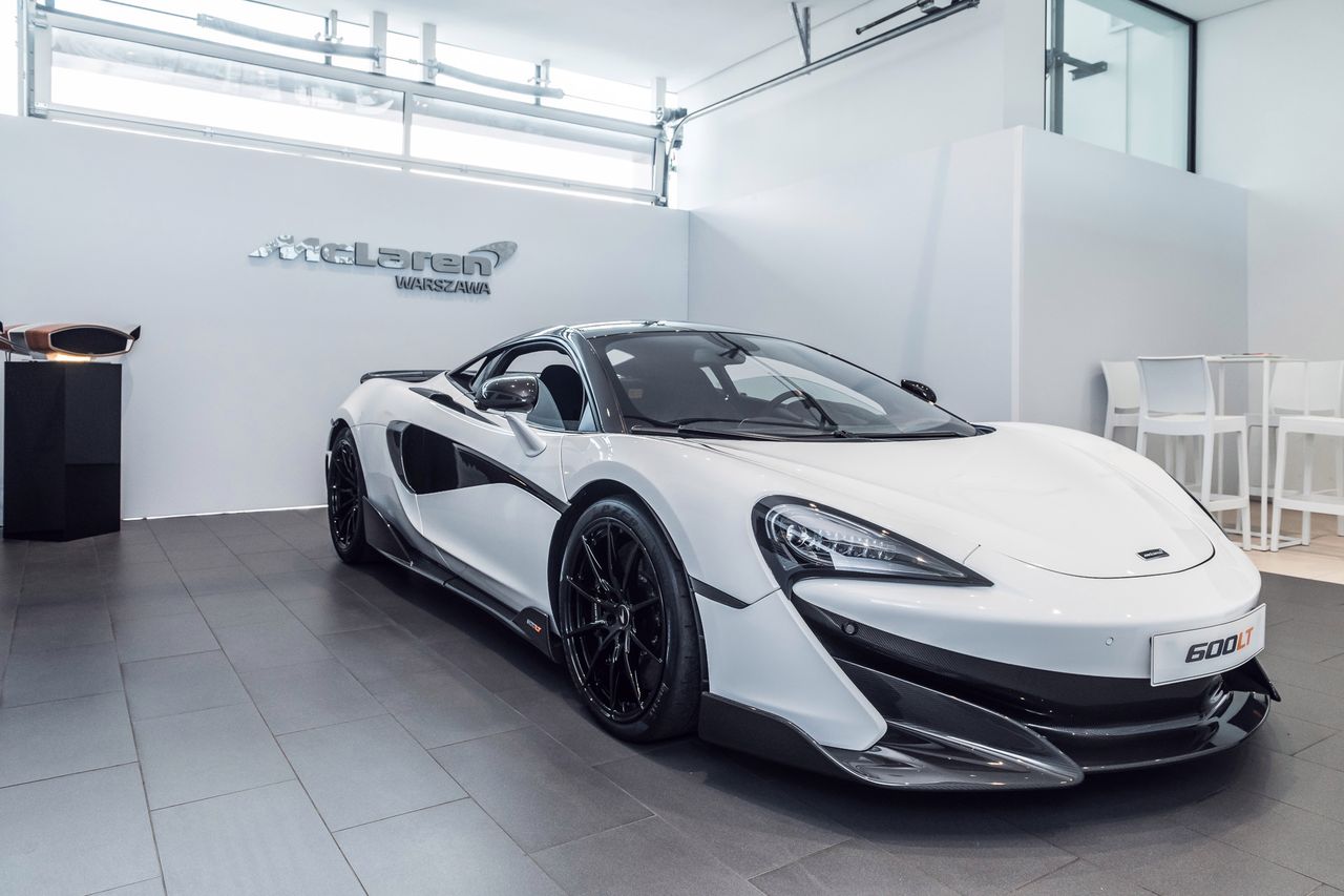 McLaren 600LT to najnowsze dzieło brytyjskiej manufaktury superaut z Woking. Prezentacja w warszawskim salonie marki stanowi jedną z pierwszych okazji na świecie, by zobaczyć go na własne oczy (fot. Konrad Skura)