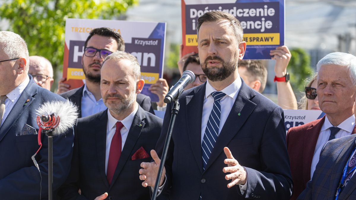 Poznań, 15.05.2024. Kampania wyborcza do Parlamentu Europejskiego. Wicepremier, minister obrony narodowej Władysław Kosiniak-Kamysz (C-P) oraz poseł PSL Krzysztof Hetman (C-L) podczas konferencji prasowej polityków Trzeciej Drogi na Rynku Łazarskim w Poznaniu, 15 bm. (pj/amb) PAP/Paweł Jaskółka