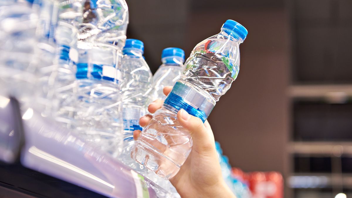 Dlaczego woda w plastikowych butelkach ma datę przydatności?