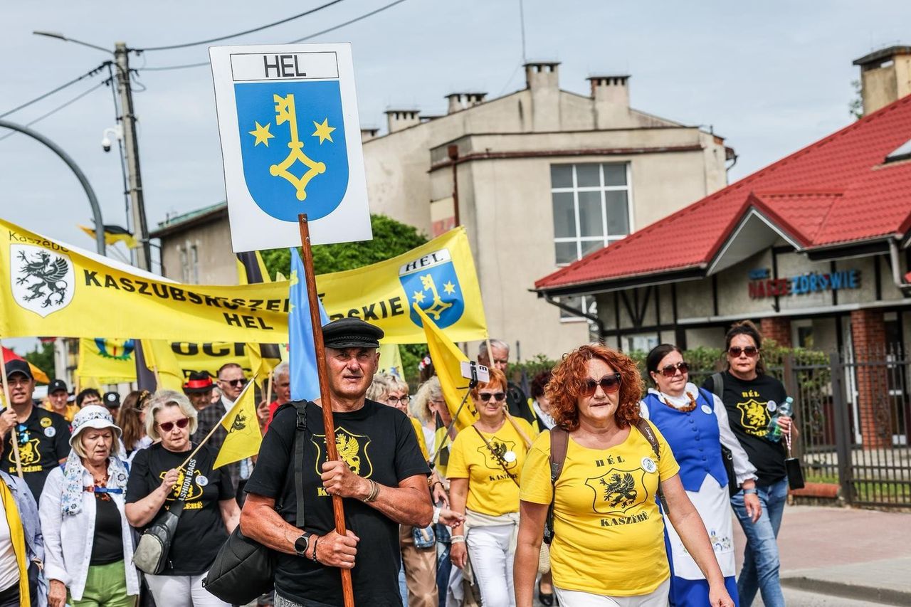 Światowy Zjazd Kaszubów w Szemudzie. Ta sobota jest w kolorach żółtym i czarnym. Pełna emocji i radości. To wielkie święto Kaszubów