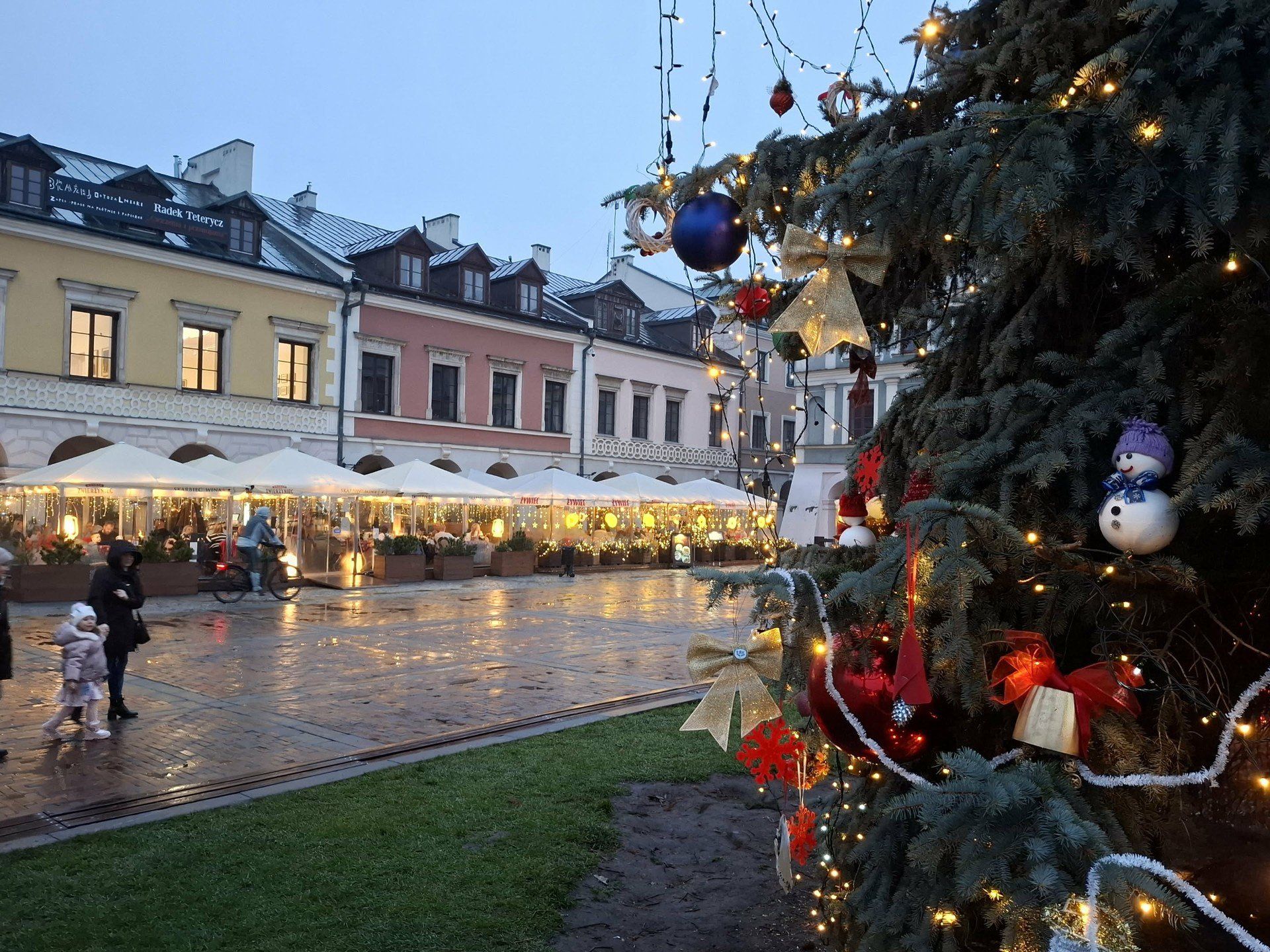 Świąteczne dekoracje na zamojskim Rynku Wielkim