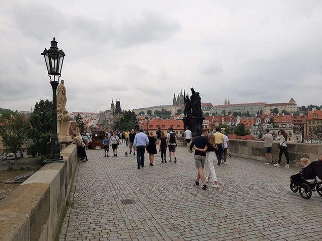 Turyści spacerujący w stolicy Czech