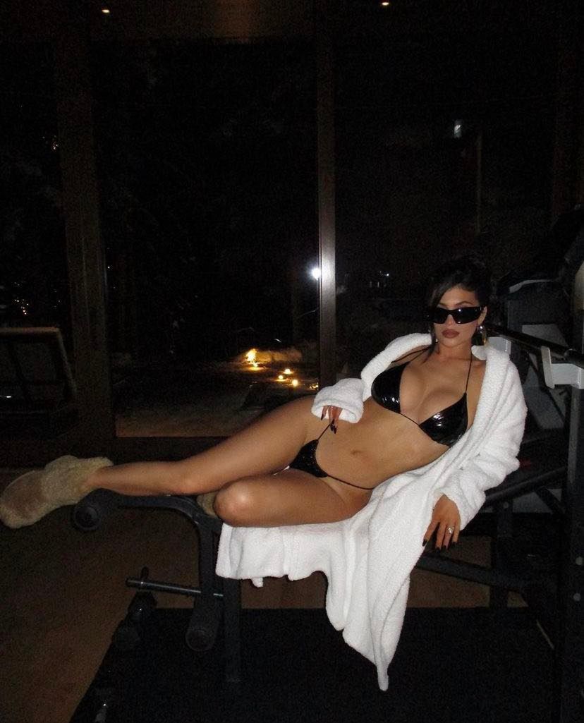 Lateksowa Kylie Jenner WDZIĘCZY SIĘ w jacuzzi