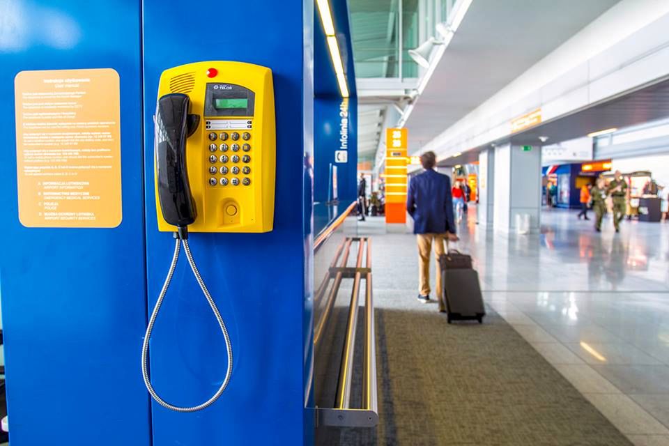 Automaty telefoniczne na Lotnisku Chopina. Na komórki i stacjonarne zadzwonisz za darmo