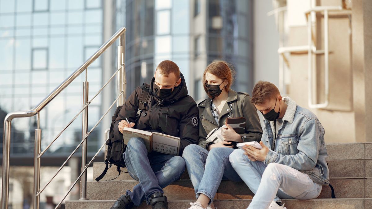 Maseczki na ulicach. Już wkrótce zapłacimy nawet 1 tys. złotych kary.