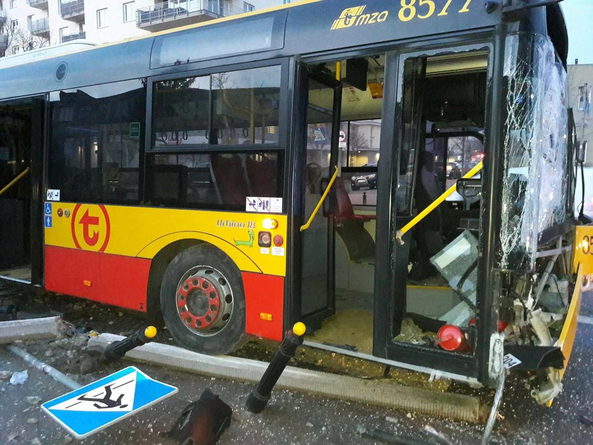 Autobus zjechał z trasy i spowodował ogromne szkody. "Nieuwaga kierowcy"