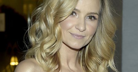 Joanna Koroniewska kusi rozpiętą bluzką, pod którą nic nie ma. Zazdrosny mąż komentuje