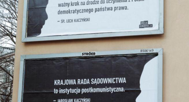 Sprzeczne opinie Lecha i Jarosława Kaczyńskich o KRS na plakatach przeciw reformie sądownictwa