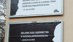 Sprzeczne opinie Lecha i Jarosława Kaczyńskich o KRS na plakatach przeciw reformie sądownictwa