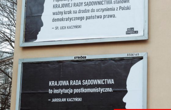 Sprzeczne opinie Lecha i Jarosława Kaczyńskich o KRS na plakatach przeciw reformie sądownictwa