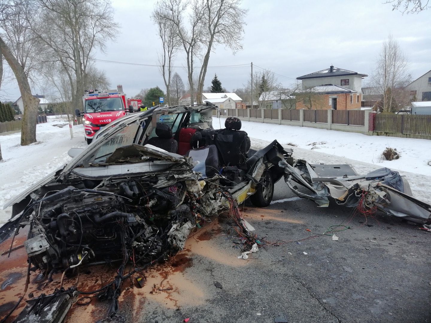 Mazowieckie. Tragiczny wypadek. Samochód w strzępach