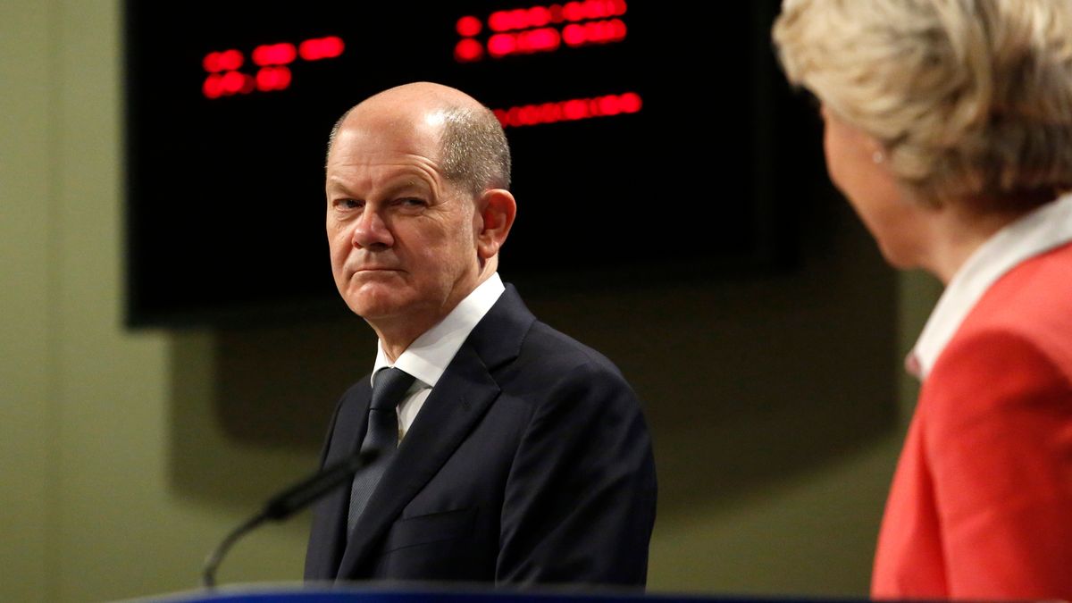 Olaf Scholz, Germany's chancellor, left, and Ursula von der Leyen, president of the European Commission, right, at a news conference at the European Union (EU) headquarters in Brussels, Belgium, on Friday, Dec. 10, 2021. Scholz said a Russian invasion of Ukraine would trigger reprisals, the latest warning to President Vladimir Putin from Western leaders, though he declined to specify if halting the Nord Stream 2 gas pipeline would be part of any response. Photographer: Valeria Mongelli/Bloomberg via Getty Images