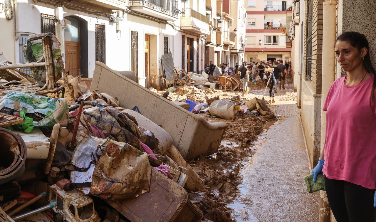 Spain floods: Devastated towns face apocalyptic aftermath