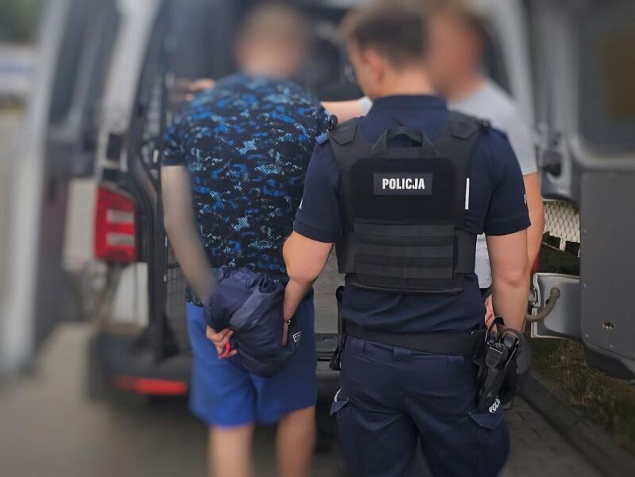 Ząbkowice: Zobaczył policjantów i próbował uciec przez okno dachowe. 34-latek był poszukiwany za rozbój