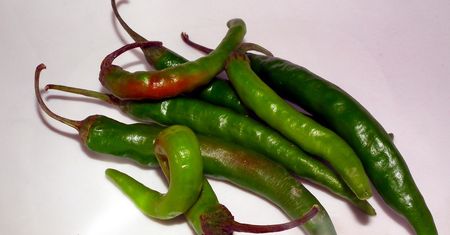Surowe zielone papryczki chili