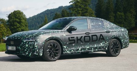 Nowa Škoda Superb odsłania kształty i wymiary. To jeden z ostatnich graczy w segmencie