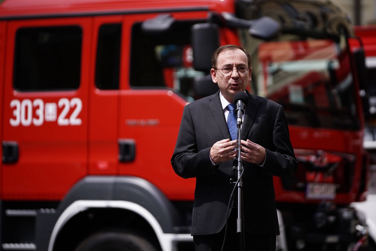 Szef MSWiA przemawia przed wręczeniem promesy na nowy wóz strażacki
