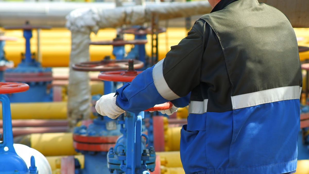 worker, work, industry, working, industrial, maintenance, safety, equipment, technician, service, men, vehicle, ball valve, blue, close, control, crane, energy security, europe, flange, gas industry, gas pipeline, gazprom, hand, natural gas, natural resources, open, pipe, pipeline, plant, power, pressure gauge, red, russia, station, summer, transit, transportation, ukraine, underground gas storage, valve, yellow