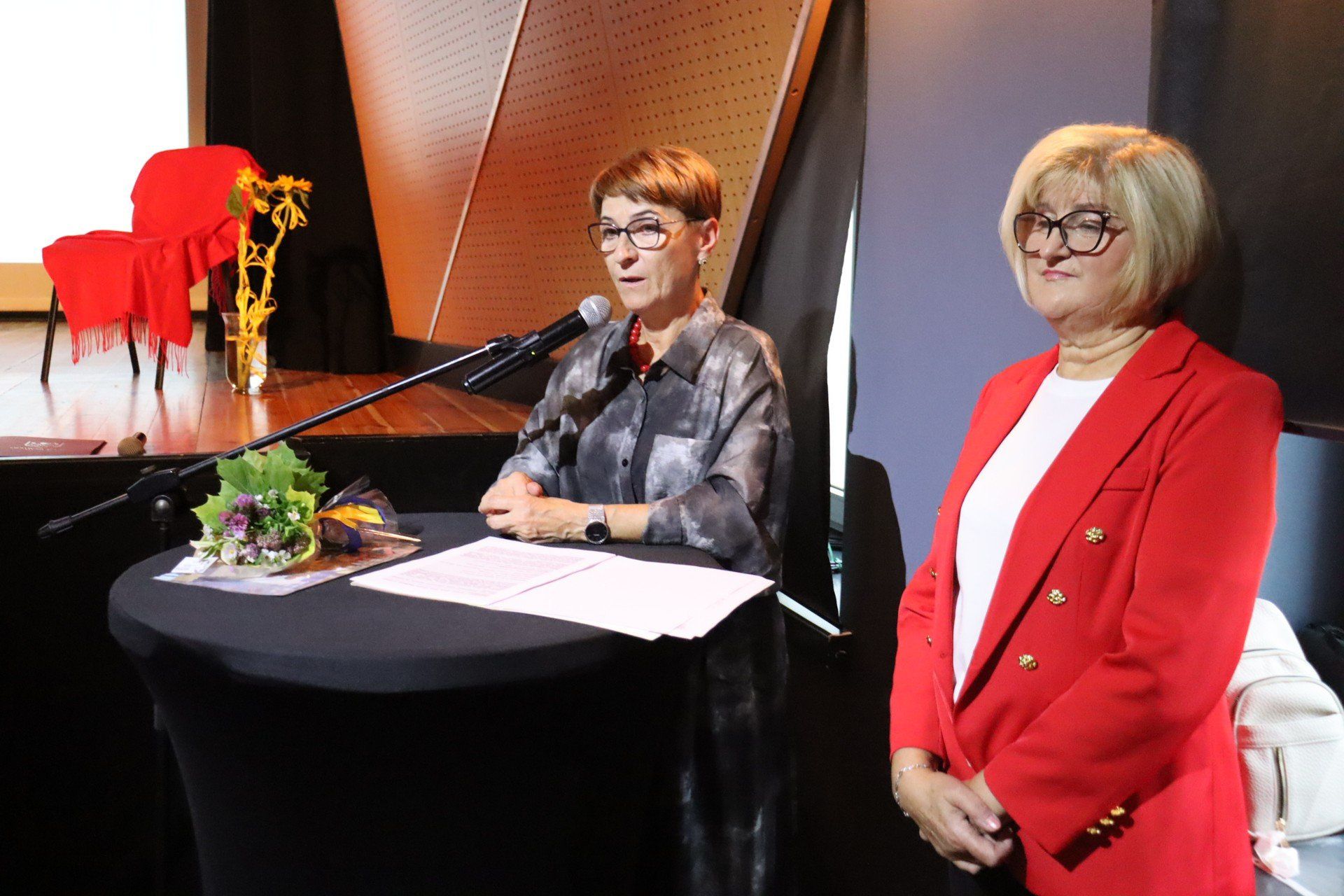 Inauguracja roku akademickiego Łęczyckiego Uniwersytetu Trzeciego Wieku. Zdjęcia z uroczystości