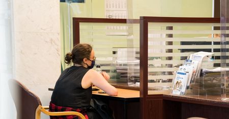 Zasiłek opiekuńczy. Komu przysługuje i jak złożyć wniosek?