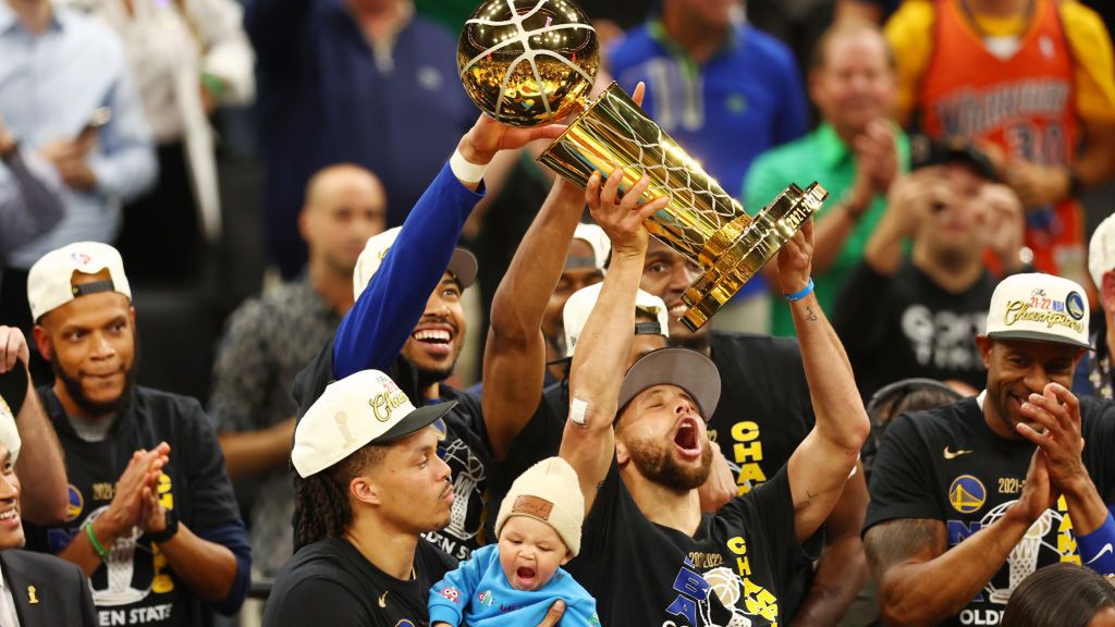 Zdjęcie okładkowe artykułu: Getty Images / Adam Glanzman / Na zdjęciu: : Stephen Curry świętujący z drużyną mistrzostwo NBA