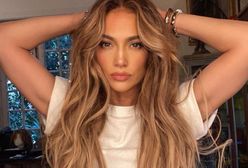 Udowadnia, że nawet w basicowych ubraniach można wyglądać zjawiskowo. Za to kochamy styl Jennifer Lopez
