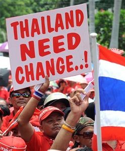 Protest 100 tysięcy "czerwonych koszul"