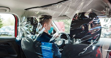 Uber wprowadza rewolucyjne zmiany. Aplikacja sprawdzi czy kierowca ma maseczkę, w autach pojawią się przegrody