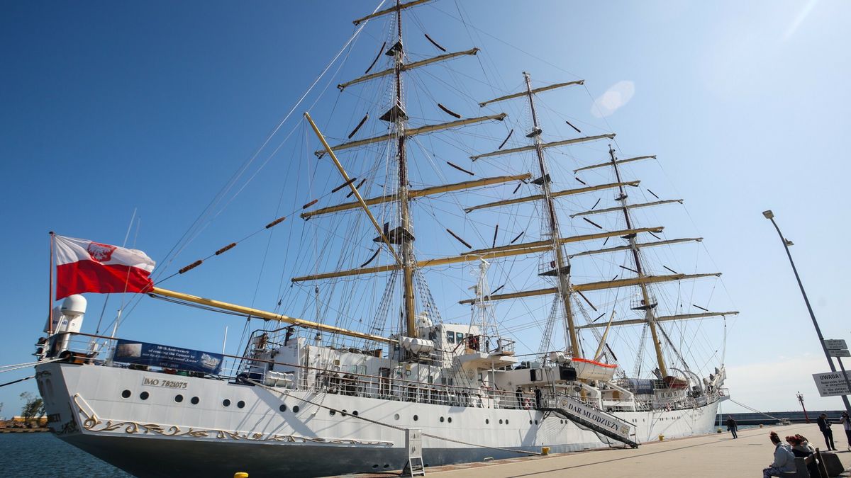 Po?egnanie ?aglowca Dar M?odzie?yFot. Wojciech Olkusnik/East News, Gdynia, 29.05.2023. Pozegnanie zaglowca Dar Mlodziezy, wyplywajacego na polroczny rejs. W czasie wyprawy zaglowiec przeplynie rownik, upamietniajac w ten sposob 100-lecie przekroczenia go przez pierwszy statek pod polska bandera - zaglowiec "Lwow".Wojciech Olkusnik