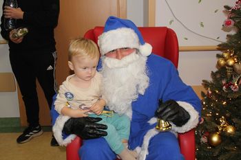 Radomsko: Niebieski Mikołaj policji odwiedził chore dzieci