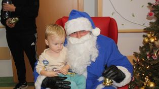 Radomsko: Niebieski Mikołaj policji odwiedził chore dzieci