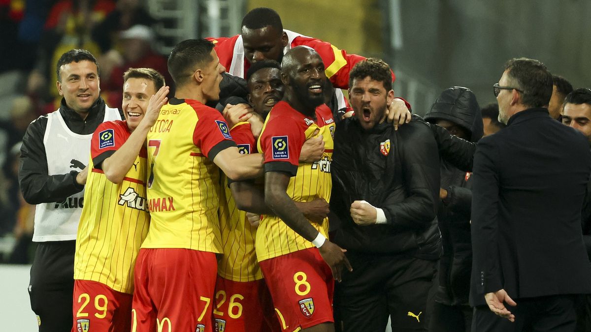 Getty Images / Jean Catuffe / Na zdjęciu: piłkarze RC Lens