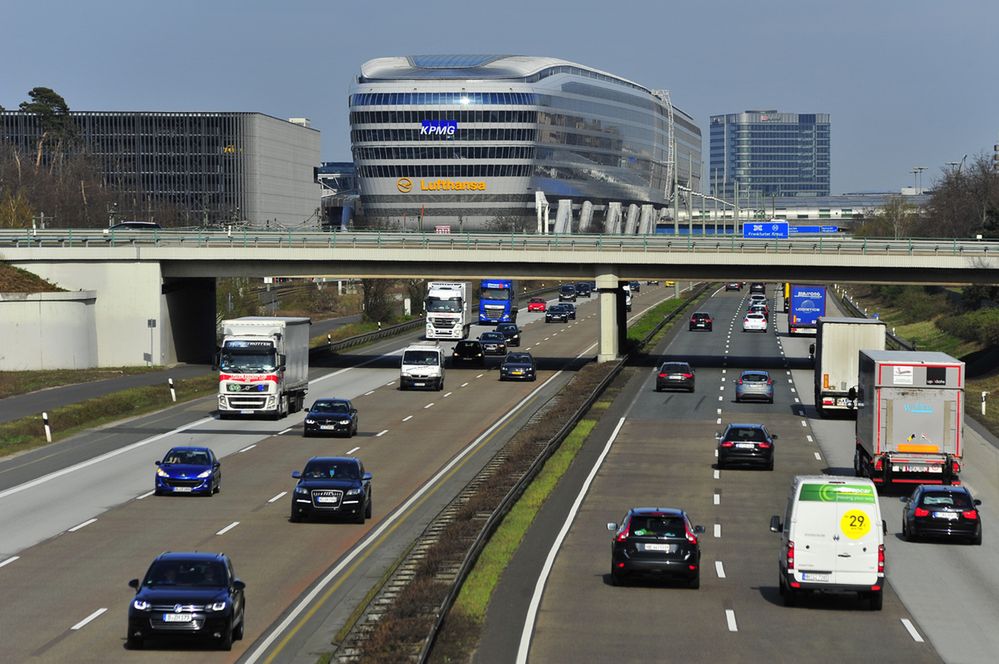 Niemiecka autostrada A3 z ograniczeniem prędkości przez imigrantów