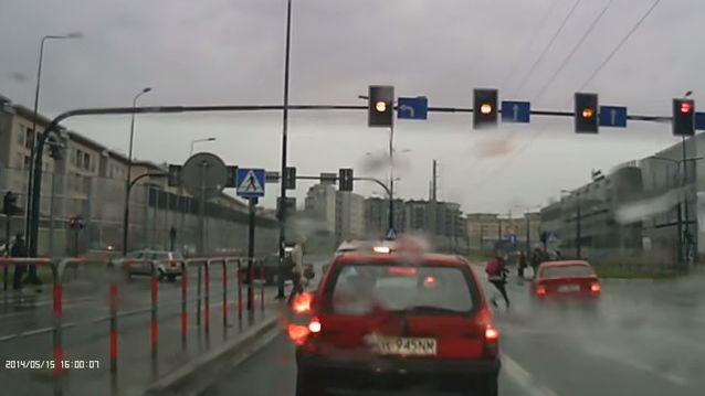 Kierowca BMW o włos od pieszych 1