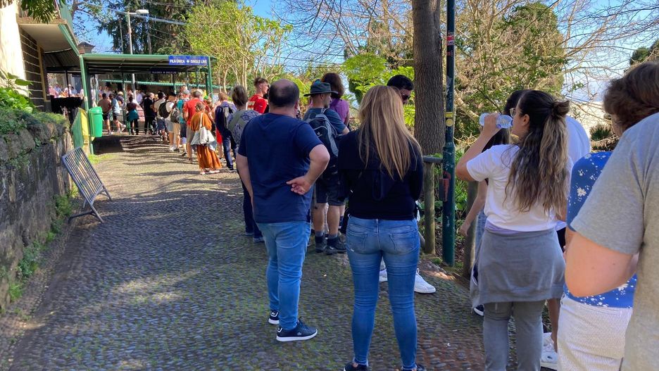 Kolejka do zjazdu saniami z Monte do Funchal