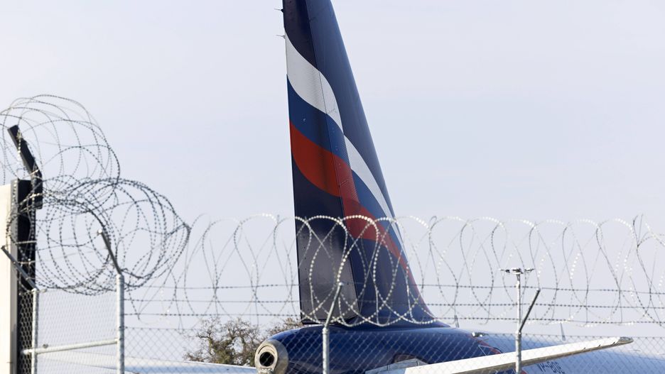 Closed airspace to Russian airlinesepa09807541 An Airbus A321-211 (VP-BOE) of the Russian Aeroflot airline is parked on the tarmac of the Geneve Aeroport due to the European Union and Canada Announcement that they were closing their airspace to Russian airlines and private planes owned by wealthy Russians, in Geneva, Switzerland, 07 March 2022.  EPA/SALVATORE DI NOLFI Dostawca: PAP/EPA.SALVATORE DI NOLFI