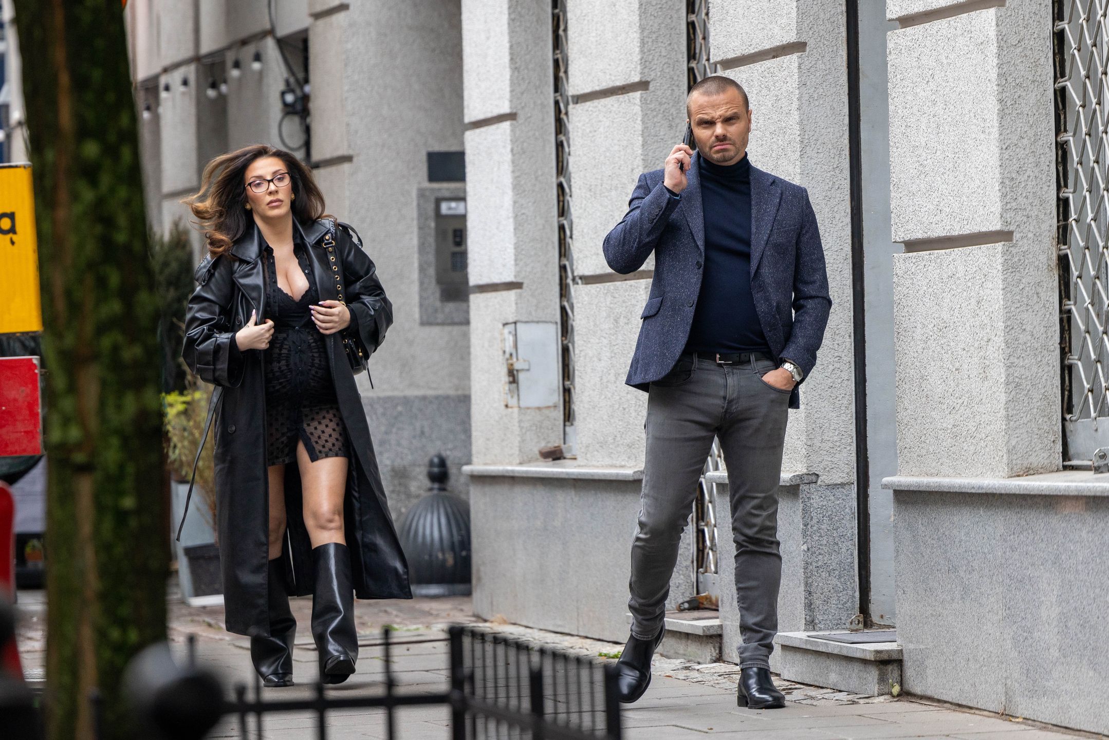 Marcin Hakiel pędzi na event z ukochaną Dominiką