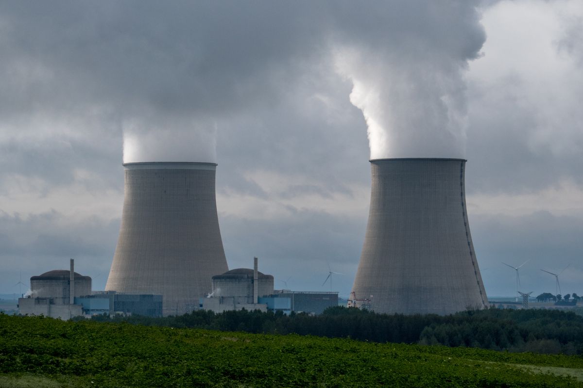 Wieże chłodnicze elektrowni jądrowej Saint-Laurent nad Loarą w Saint-Laurent-Noaun, Loir-et-Cher, Francja